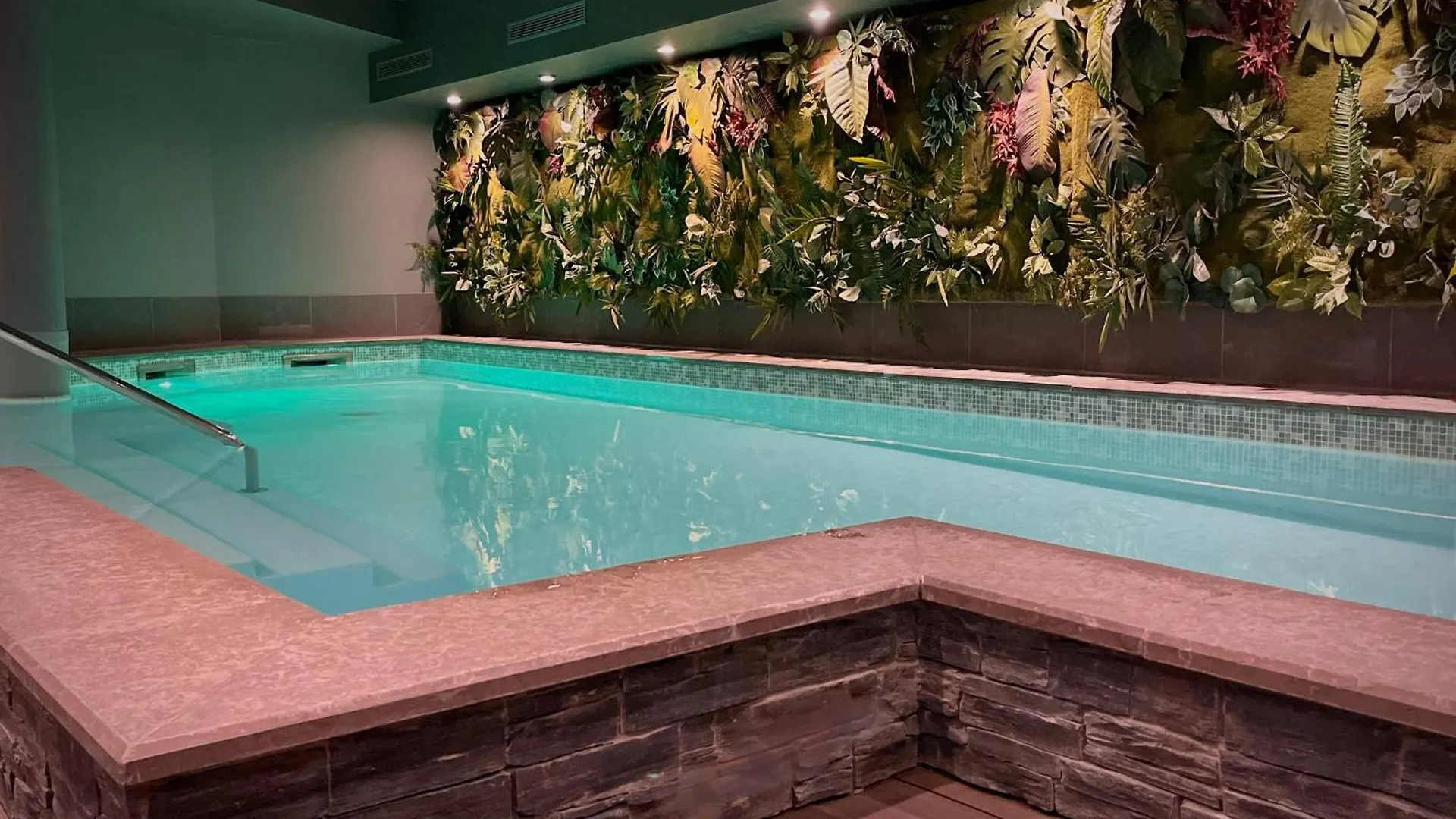 Hotel Le Cinq Hyper - Centre Chambery
